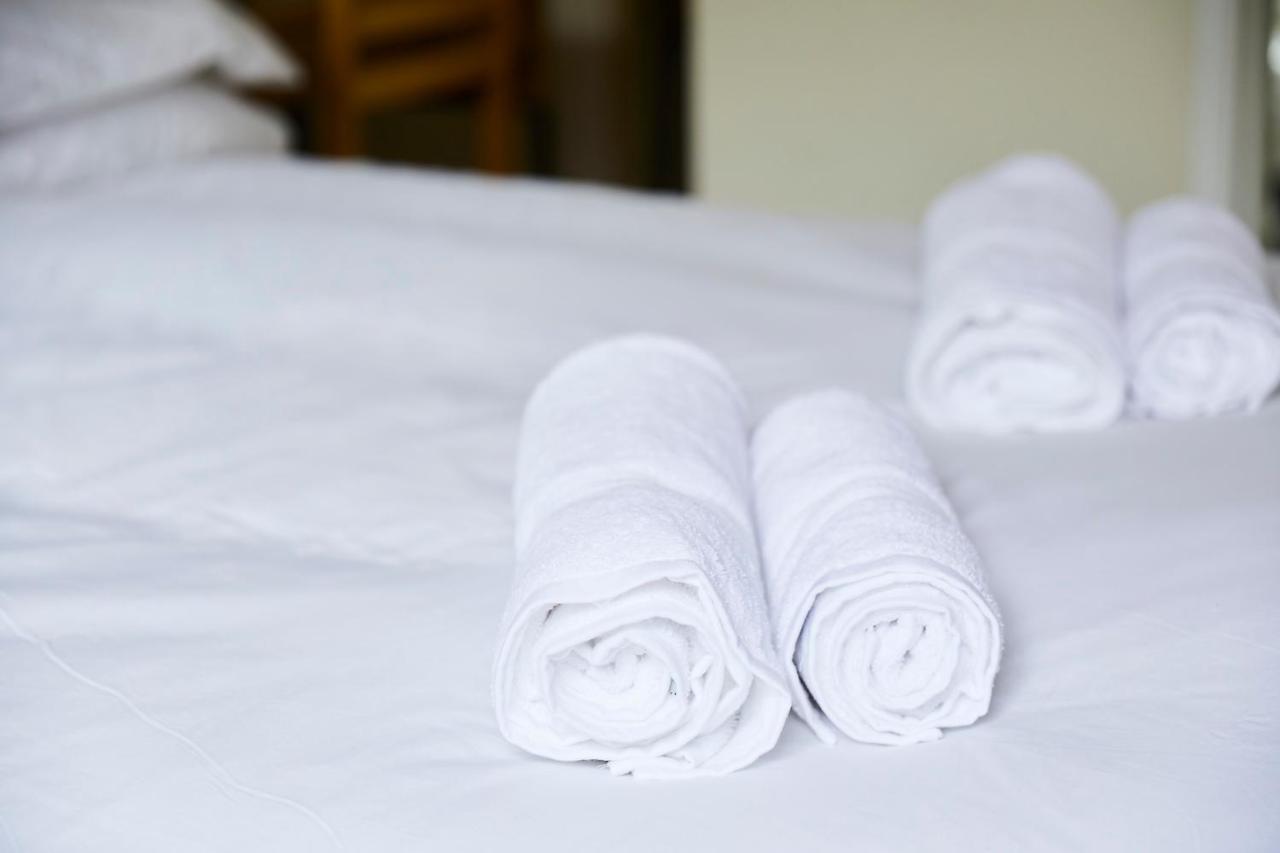 The Lord Grenfell Bed & Breakfast Maidenhead Exterior foto Clean towels on a bed
