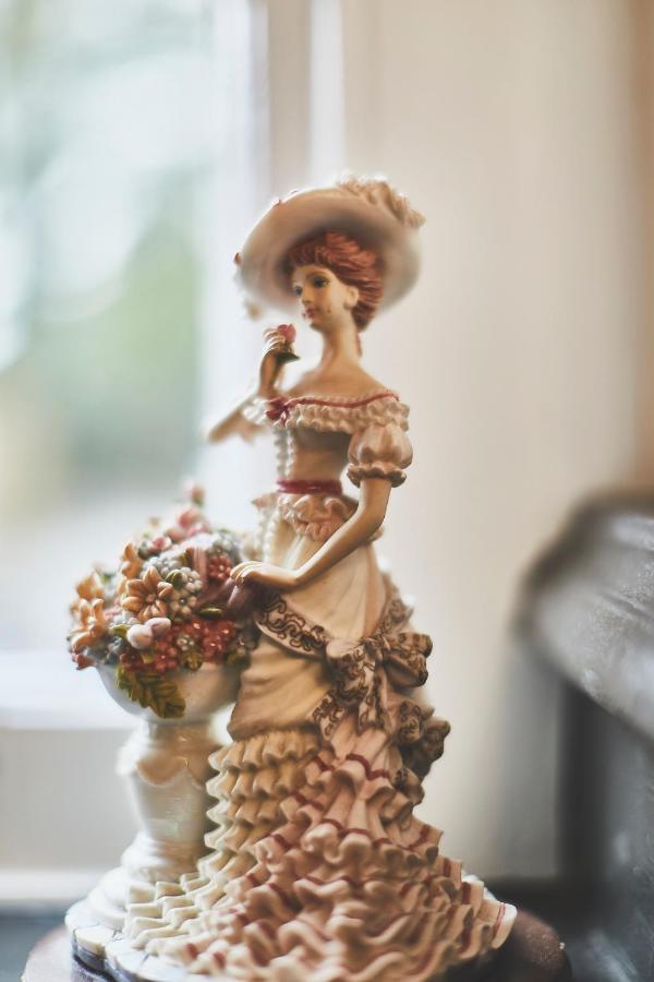 The Lord Grenfell Bed & Breakfast Maidenhead Exterior foto A typical Dresden figure