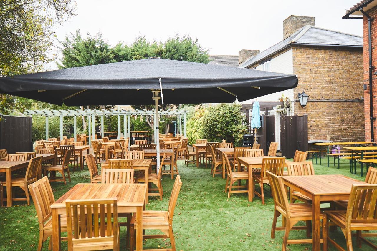 The Lord Grenfell Bed & Breakfast Maidenhead Exterior foto The garden at The Crown