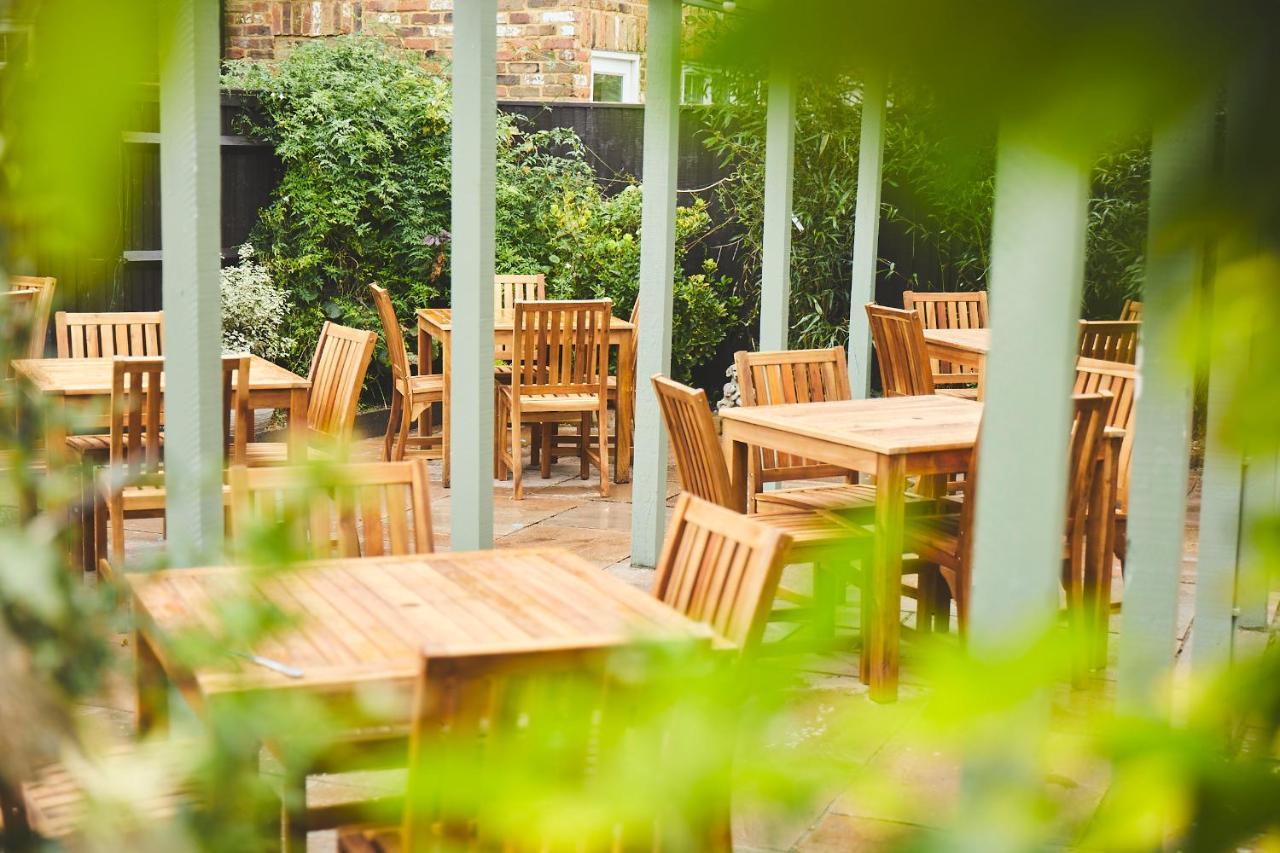 The Lord Grenfell Bed & Breakfast Maidenhead Exterior foto The garden at The Crown