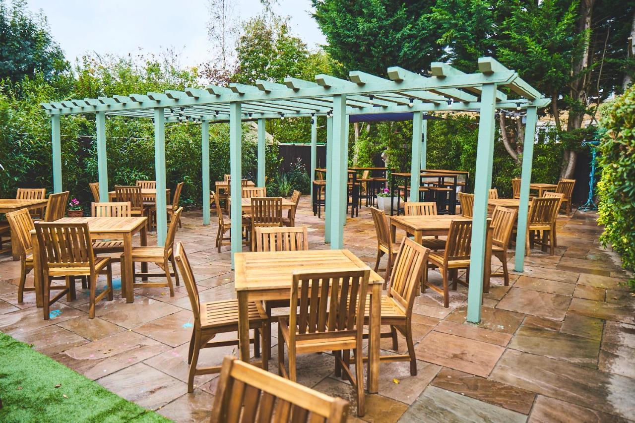 The Lord Grenfell Bed & Breakfast Maidenhead Exterior foto The pergola at the rear of the pub